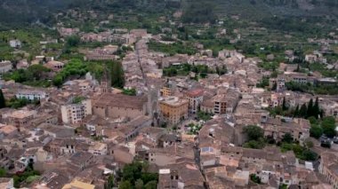 4K Hava Aracı, çevredeki dağlara yerleşmiş deniz manzaralı terasotta evleri ve merkezde tren Soller, Mallorca ile birlikte bir katedrali olan sihirli bir kasabanın videosu.