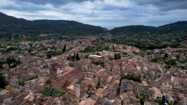 4K Hava Aracı, çevredeki dağlara yerleşmiş deniz manzaralı terasotta evleri ve merkezde tren Soller, Mallorca ile birlikte bir katedrali olan sihirli bir kasabanın videosu.