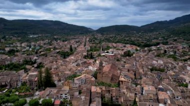4K Hava Aracı, çevredeki dağlara yerleşmiş deniz manzaralı terasotta evleri ve merkezde tren Soller, Mallorca ile birlikte bir katedrali olan sihirli bir kasabanın videosu.