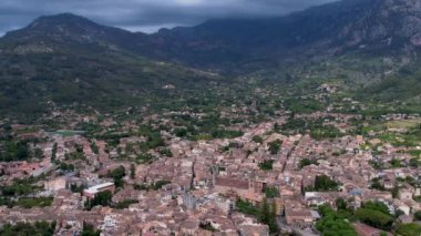 4K Hava Aracı, çevredeki dağlara yerleşmiş deniz manzaralı terasotta evleri ve merkezde tren Soller, Mallorca ile birlikte bir katedrali olan sihirli bir kasabanın videosu.