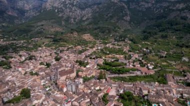 4K Hava Aracı, çevredeki dağlara yerleşmiş deniz manzaralı terasotta evleri ve merkezde tren Soller, Mallorca ile birlikte bir katedrali olan sihirli bir kasabanın videosu.