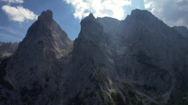 4K Hava Aracı, Tirol Avusturya 'da mavi gökyüzü ile güneşli bir yaz gününde belirgin zirveleri olan Kaiserbachtal kayalık gri dağların videosu