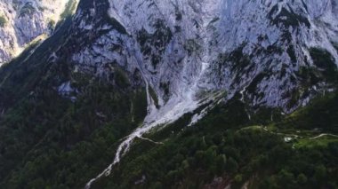 4K Hava Aracı, Tirol Avusturya 'da mavi gökyüzü ile güneşli bir yaz gününde belirgin zirveleri olan Kaiserbachtal kayalık gri dağların videosu