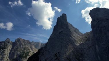 4K Hava Aracı, Tirol Avusturya 'da mavi gökyüzü ile güneşli bir yaz gününde belirgin zirveleri olan Kaiserbachtal kayalık gri dağların videosu