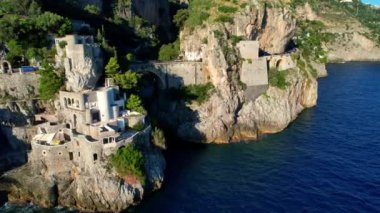 Güneşli bir günde, dar kayalıklarda eşsiz bir köprünün 4K hava manzarası. İtalya 'nın pitoresk Amalfi kıyısındaki ünlü turistik eğlence merkezi Fiordo di Furore