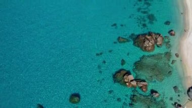 Dünyanın en güzel plajlarından birinin 4K Hava Aracı videosu. Turkuaz berrak mavi su ve güneşli bir yaz gününde büyük kayaları olan beyaz kum. Marinella di Zambrone Paradiso Tropea İtalya