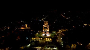 Sırbistan 'ın Zemun kentindeki Gardos Kulesi' nin açık bir kış gecesinde çekilmiş 4K Hava Aracı videosu. Avusturya-Macaristan döneminden kalma muhteşem bir anıt karanlıkta parlıyor.