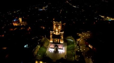 Sırbistan 'ın Zemun kentindeki Gardos Kulesi' nin açık bir kış gecesinde çekilmiş 4K Hava Aracı videosu. Avusturya-Macaristan döneminden kalma muhteşem bir anıt karanlıkta parlıyor.