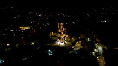 Sırbistan 'ın Zemun kentindeki Gardos Kulesi' nin açık bir kış gecesinde çekilmiş 4K Hava Aracı videosu. Avusturya-Macaristan döneminden kalma muhteşem bir anıt karanlıkta parlıyor.