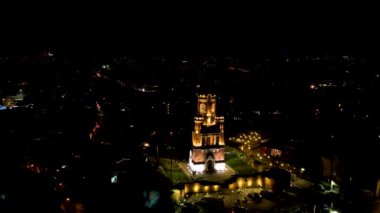 Sırbistan 'ın Zemun kentindeki Gardos Kulesi' nin açık bir kış gecesinde çekilmiş 4K Hava Aracı videosu. Avusturya-Macaristan döneminden kalma muhteşem bir anıt karanlıkta parlıyor.