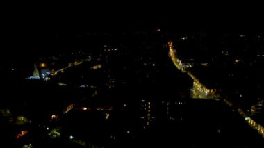Sırbistan 'ın Zemun kentindeki Gardos Kulesi' nin açık bir kış gecesinde çekilmiş 4K Hava Aracı videosu. Avusturya-Macaristan döneminden kalma muhteşem bir anıt karanlıkta parlıyor.