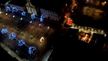 Sırbistan 'ın Zemun kentindeki Gardos Kulesi' nin açık bir kış gecesinde çekilmiş 4K Hava Aracı videosu. Avusturya-Macaristan döneminden kalma muhteşem bir anıt karanlıkta parlıyor.