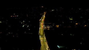 Sırbistan 'ın Zemun kentindeki Gardos Kulesi' nin açık bir kış gecesinde çekilmiş 4K Hava Aracı videosu. Avusturya-Macaristan döneminden kalma muhteşem bir anıt karanlıkta parlıyor.