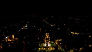 Sırbistan 'ın Zemun kentindeki Gardos Kulesi' nin açık bir kış gecesinde çekilmiş 4K Hava Aracı videosu. Avusturya-Macaristan döneminden kalma muhteşem bir anıt karanlıkta parlıyor.