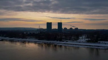 Belgrad 'ın göbeğinde Pobednik anıtı olan Kalemegdan Kalesi' nin güneşli bir günde Tuna ve Sava Confluence 'a tepeden bakan 4K Hava Aracı videosu, Sırbistan