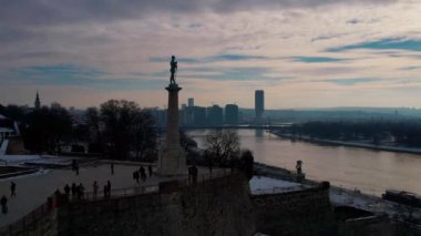 Belgrad 'ın göbeğinde Pobednik anıtı olan Kalemegdan Kalesi' nin güneşli bir günde Tuna ve Sava Confluence 'a tepeden bakan 4K Hava Aracı videosu, Sırbistan