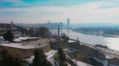 Belgrad 'ın göbeğinde Pobednik anıtı olan Kalemegdan Kalesi' nin güneşli bir günde Tuna ve Sava Confluence 'a tepeden bakan 4K Hava Aracı videosu, Sırbistan
