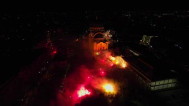 En büyük Ortodoks kiliselerinden birinde sihirli yeni yıl ve Noel arifesi havai fişeklerinin insansız hava aracı videosu. Sırbistan, Belgrad 'daki Saint Sava Tapınağı. Novogodisnji i Bozicni praznici