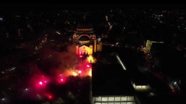 En büyük Ortodoks kiliselerinden birinde sihirli yeni yıl ve Noel arifesi havai fişeklerinin insansız hava aracı videosu. Sırbistan, Belgrad 'daki Saint Sava Tapınağı. Novogodisnji i Bozicni praznici