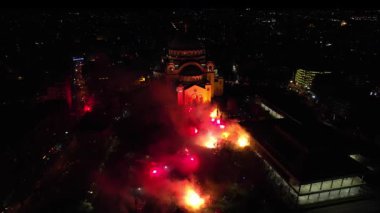 En büyük Ortodoks kiliselerinden birinde sihirli yeni yıl ve Noel arifesi havai fişeklerinin insansız hava aracı videosu. Sırbistan, Belgrad 'daki Saint Sava Tapınağı. Novogodisnji i Bozicni praznici