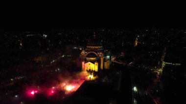 En büyük Ortodoks kiliselerinden birinde sihirli yeni yıl ve Noel arifesi havai fişeklerinin insansız hava aracı videosu. Sırbistan, Belgrad 'daki Saint Sava Tapınağı. Novogodisnji i Bozicni praznici