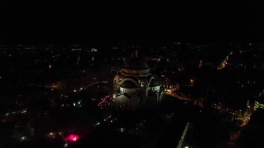 En büyük Ortodoks kiliselerinden birinde sihirli yeni yıl ve Noel arifesi havai fişeklerinin insansız hava aracı videosu. Sırbistan, Belgrad 'daki Saint Sava Tapınağı. Novogodisnji i Bozicni praznici