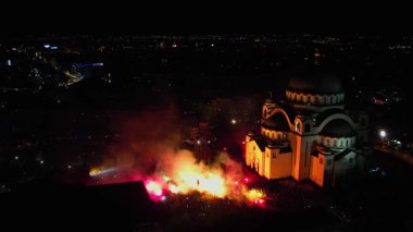 En büyük Ortodoks kiliselerinden birinde sihirli yeni yıl ve Noel arifesi havai fişeklerinin insansız hava aracı videosu. Sırbistan, Belgrad 'daki Saint Sava Tapınağı. Novogodisnji i Bozicni praznici