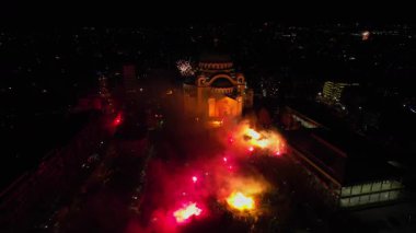 En büyük Ortodoks kiliselerinden birinde sihirli yeni yıl ve Noel arifesi havai fişeklerinin insansız hava aracı videosu. Sırbistan, Belgrad 'daki Saint Sava Tapınağı. Novogodisnji i Bozicni praznici