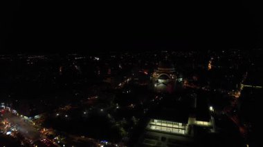 En büyük Ortodoks kiliselerinden birinde sihirli yeni yıl ve Noel arifesi havai fişeklerinin insansız hava aracı videosu. Sırbistan, Belgrad 'daki Saint Sava Tapınağı. Novogodisnji i Bozicni praznici