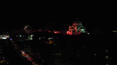 En büyük Ortodoks kiliselerinden birinde sihirli yeni yıl ve Noel arifesi havai fişeklerinin insansız hava aracı videosu. Sırbistan, Belgrad 'daki Saint Sava Tapınağı. Novogodisnji i Bozicni praznici