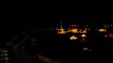 Belgrad 'ın göbeğinde Pobednik anıtı bulunan Kalemegdan Kalesi' nin 4K Hava Aracı videosu, sakin büyülü bir gecede Tuna ve Sava Confluence 'a bakıyor, Sırbistan