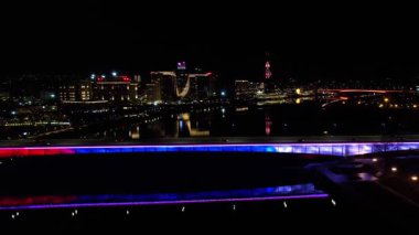 Belgrad 'ın göbeğinde Pobednik anıtı bulunan Kalemegdan Kalesi' nin 4K Hava Aracı videosu, sakin büyülü bir gecede Tuna ve Sava Confluence 'a bakıyor, Sırbistan