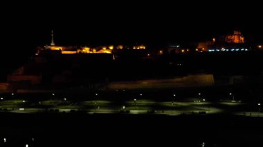 Belgrad 'ın göbeğinde Pobednik anıtı bulunan Kalemegdan Kalesi' nin 4K Hava Aracı videosu, sakin büyülü bir gecede Tuna ve Sava Confluence 'a bakıyor, Sırbistan