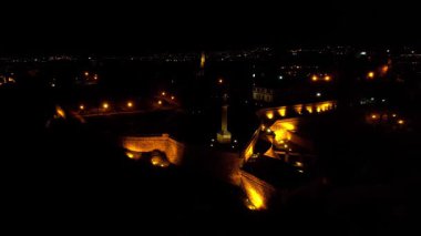 Belgrad 'ın göbeğinde Pobednik anıtı bulunan Kalemegdan Kalesi' nin 4K Hava Aracı videosu, sakin büyülü bir gecede Tuna ve Sava Confluence 'a bakıyor, Sırbistan
