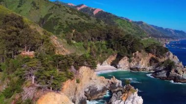 Sunset 'teki dünyaca ünlü McWay Falls' un hava manzarası. Nadir görülen bir şelale okyanusa akar. Batı Yakası Big Sur USA. Pasifik Okyanusu. Altın saatinde uçurumlarla berrak mavi su