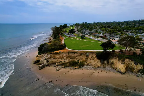 Dünyaca ünlü Santa Barbara 'nın, dramatik bir zemin olarak dağlara bakan hava manzarası. Batı Sahili California USA. Pasifik Okyanusu. Palmiye ağaçları olan kayalıklar ve yüzlerce teknesi olan büyük bir liman.