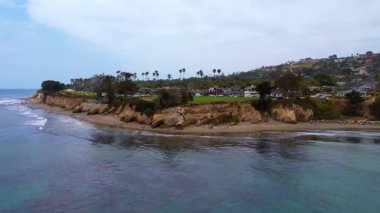 Dünyaca ünlü Santa Barbara 'nın, dramatik bir zemin olarak dağlara bakan hava manzarası. Batı Sahili California USA. Pasifik Okyanusu. Palmiye ağaçları olan kayalıklar ve yüzlerce teknesi olan büyük bir liman.