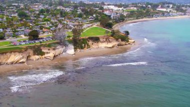 Dünyaca ünlü Santa Barbara 'nın, dramatik bir zemin olarak dağlara bakan hava manzarası. Batı Sahili California USA. Pasifik Okyanusu. Palmiye ağaçları olan kayalıklar ve yüzlerce teknesi olan büyük bir liman.