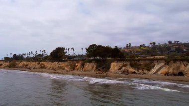 Dünyaca ünlü Santa Barbara 'nın, dramatik bir zemin olarak dağlara bakan hava manzarası. Batı Sahili California USA. Pasifik Okyanusu. Palmiye ağaçları olan kayalıklar ve yüzlerce teknesi olan büyük bir liman.