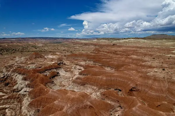 Utah Çölü 'nde nefes kesici kırmızı bir kanyonun 4K Hava Aracı videosu ve eyaletler arası yolda giden arabalar. Zeminin gerçek dışı renginde ve oyulmuş nehir yatağıyla görkemli bir manzara. Birleşik Devletler