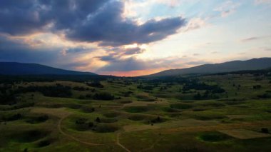4K Hava Aracı, Bosna-Hersek 'in yemyeşil manzaralarında uzun gölgeli, doğanın gizemli subatanları fenomeninin videosu.