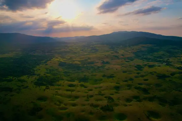 4K Hava Aracı, Bosna-Hersek 'in yemyeşil manzaralarında uzun gölgeli, doğanın gizemli subatanları fenomeninin videosu.