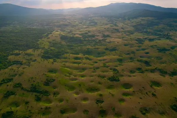 4K Hava Aracı, Bosna-Hersek 'in yemyeşil manzaralarında uzun gölgeli, doğanın gizemli subatanları fenomeninin videosu.
