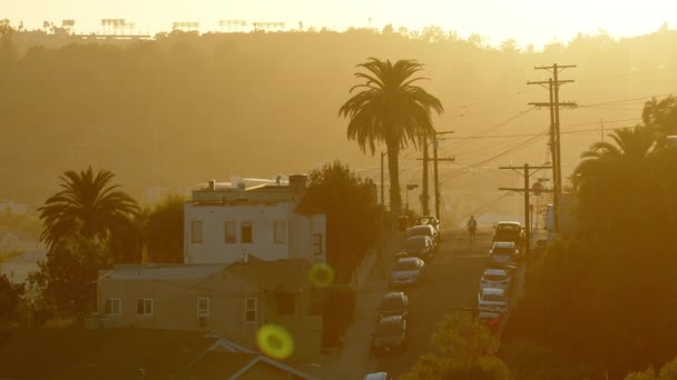 Запись Лос Анджелес Стрит Золотом Свете Человек Спускается Холма Между — стоковое видео