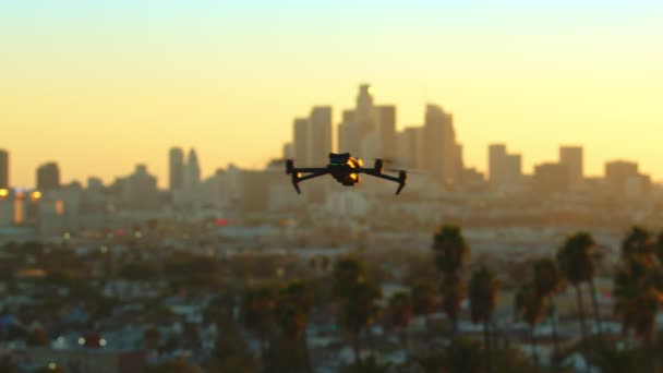Beelden Drone Gouden Zonsondergang Licht Vliegt Naar Wolkenkrabbers Het Centrum — Stockvideo