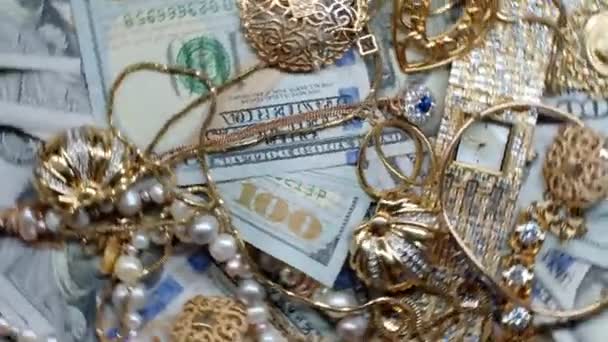 4K多个100美元钞票和黄金珠宝的旋转镜头 美元货币 贵金属和宝石 那个附件累加值 古董商和古董珍品 — 图库视频影像