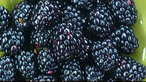 화면의 근접밝고 블랙베리는 판에서 방향으로 회전한다 파인애플 딸기가 맛있어 보인다 — 비디오