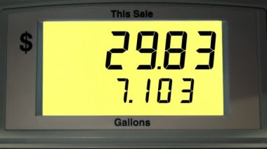 4K görüntüler sarı ekran ve benzin fiyatları ABD doları. Yakıt tanka girdikçe ekranda galon başına fiyat artıyor. Benzin pompası, benzin istasyonunda. Satış fiyatı.