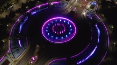 Piata Unirii Meydanı 'nın hava aracı görüntüleri, renkli parlak artezyen neon çeşmesi, Bükreş' teki parlak gecenin şehir manzarası. Macaristan 'ın başkentindeki trafik manzarası. 4K yüksek kaliteli görüntü 