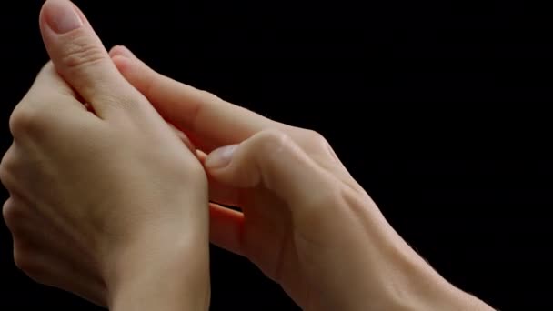 Zamyka Film Kobiecymi Dłońmi Czystym Naturalnym Manicure Masującym Się Nawzajem — Wideo stockowe